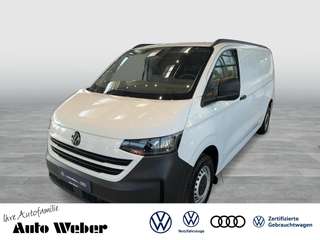 Schräge Frontansicht auf einen Volkswagen Transporter , freigestellt