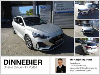 Schräge Frontansicht auf einen Ford Focus , freigestellt