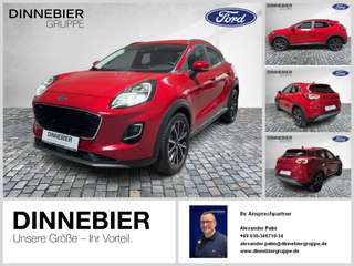 Schräge Frontansicht auf einen Ford Puma , freigestellt