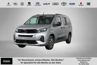 Schräge Frontansicht auf einen Opel Combo Life , freigestellt