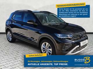 Schräge Frontansicht auf einen Volkswagen T-Cross , freigestellt
