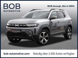 Schräge Frontansicht auf einen Dacia Duster , freigestellt