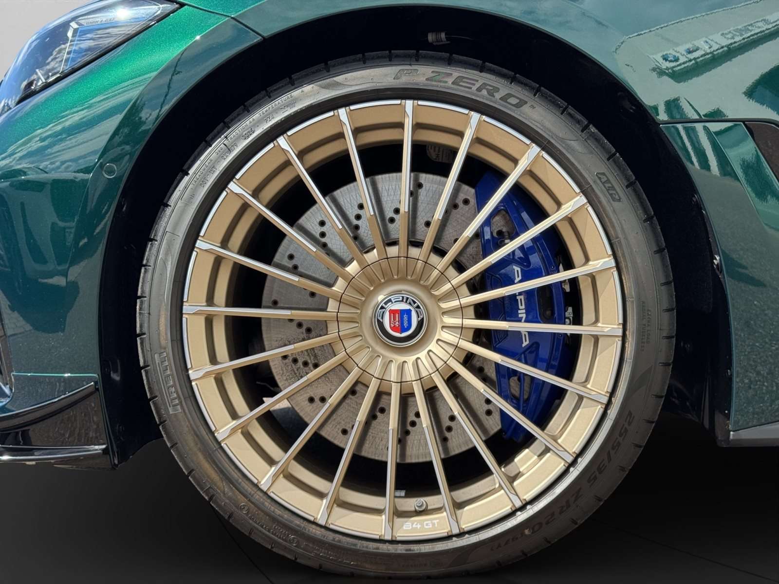 Fahrzeugbild eines Alpina B4