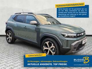 Schräge Frontansicht auf einen Dacia Duster , freigestellt