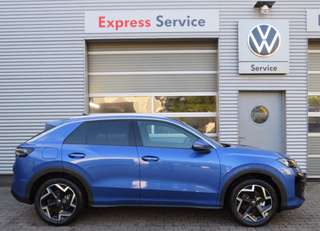 Schräge Frontansicht auf einen Volkswagen T-Roc , freigestellt
