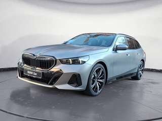 Schräge Frontansicht auf einen BMW 5er-Reihe , freigestellt