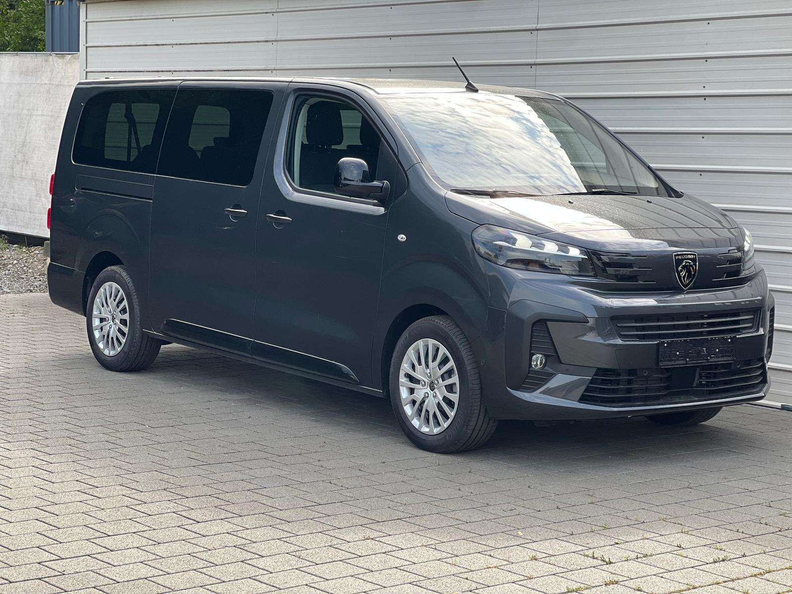 Fahrzeugbild eines Peugeot Traveller