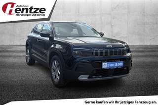 Schräge Frontansicht auf einen Jeep Avenger , freigestellt