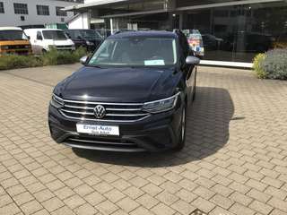 Schräge Frontansicht auf einen Volkswagen Tiguan Allspace , freigestellt