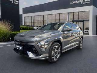 Schräge Frontansicht auf einen Hyundai Kona , freigestellt