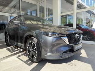 Schräge Frontansicht auf einen Mazda CX-5 , freigestellt