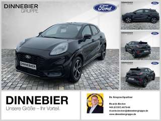 Schräge Frontansicht auf einen Ford Puma , freigestellt