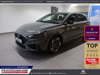 Schräge Frontansicht auf einen Hyundai i30 , freigestellt