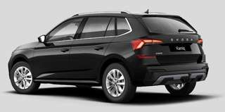 Schräge Frontansicht auf einen Skoda Kamiq , freigestellt