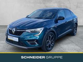 Schräge Frontansicht auf einen Renault Arkana , freigestellt