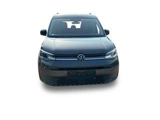 Schräge Frontansicht auf einen Volkswagen Caddy , freigestellt