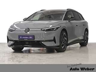 Schräge Frontansicht auf einen Volkswagen ID.7 , freigestellt