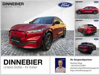 Schräge Frontansicht auf einen Ford Mustang Mach-E , freigestellt