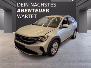 Schräge Frontansicht auf einen Volkswagen Taigo , freigestellt