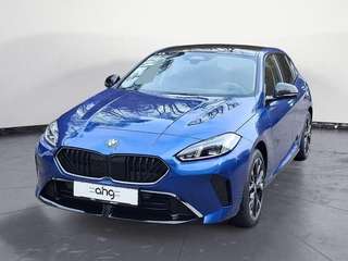 Schräge Frontansicht auf einen BMW 1er-Reihe , freigestellt