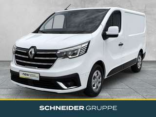 Schräge Frontansicht auf einen Renault Trafic , freigestellt