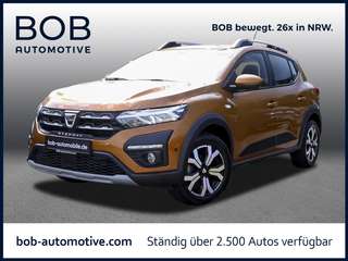 Schräge Frontansicht auf einen Dacia Sandero , freigestellt