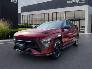 Schräge Frontansicht auf einen Hyundai Kona Elektro , freigestellt