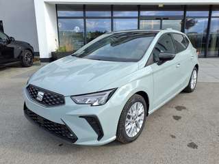 Schräge Frontansicht auf einen SEAT Ibiza , freigestellt