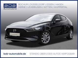 Schräge Frontansicht auf einen Mazda Mazda3 , freigestellt