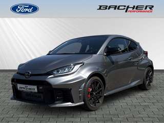Schräge Frontansicht auf einen Toyota Yaris , freigestellt