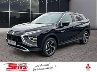 Schräge Frontansicht auf einen Mitsubishi Eclipse Cross , freigestellt