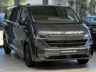 Schräge Frontansicht auf einen Volkswagen Transporter , freigestellt