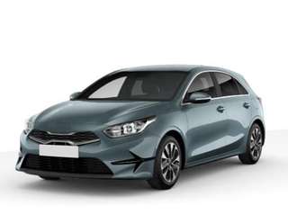 Schräge Frontansicht auf einen Kia cee'd , freigestellt