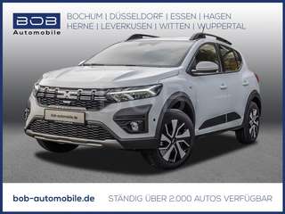 Schräge Frontansicht auf einen Dacia Sandero , freigestellt