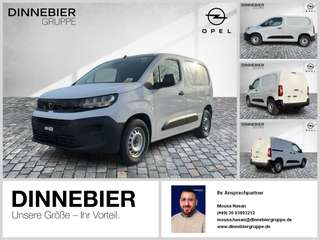Schräge Frontansicht auf einen Opel Combo , freigestellt