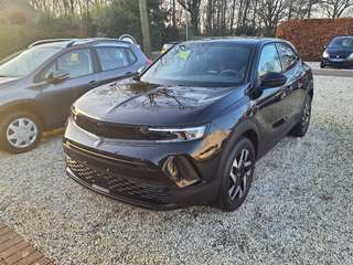 Schräge Frontansicht auf einen Opel Mokka , freigestellt