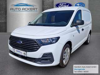 Schräge Frontansicht auf einen Ford Transit Connect , freigestellt