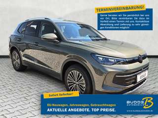 Schräge Frontansicht auf einen Volkswagen Tiguan , freigestellt