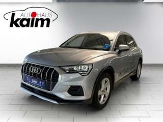 Schräge Frontansicht auf einen Audi Q3 , freigestellt