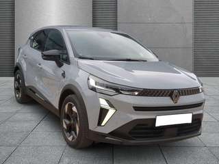 Schräge Frontansicht auf einen Renault Captur , freigestellt