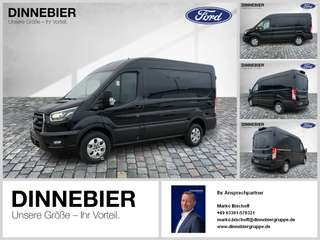 Schräge Frontansicht auf einen Ford Transit , freigestellt