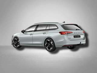 Schräge Frontansicht auf einen Skoda Superb , freigestellt
