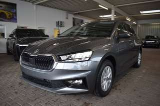 Schräge Frontansicht auf einen Skoda Fabia , freigestellt