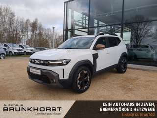 Schräge Frontansicht auf einen Dacia Duster , freigestellt