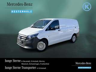 Schräge Frontansicht auf einen Mercedes-Benz Vito , freigestellt