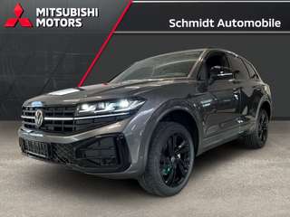 Schräge Frontansicht auf einen Volkswagen Touareg , freigestellt