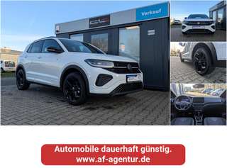 Schräge Frontansicht auf einen Volkswagen T-Cross , freigestellt