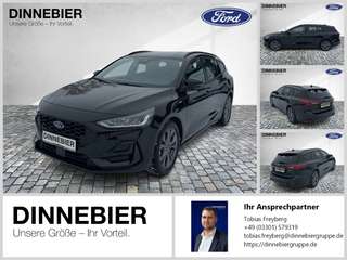 Schräge Frontansicht auf einen Ford Focus , freigestellt
