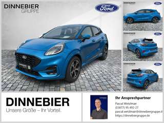 Schräge Frontansicht auf einen Ford Puma , freigestellt