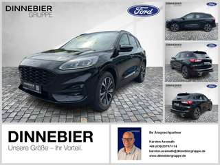 Schräge Frontansicht auf einen Ford Kuga , freigestellt
